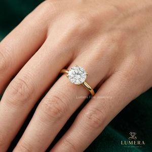 Bague de fiançailles de luxe en or jaune avec diamant solitaire rond brillant cultivé en laboratoire, style classique - Product Image 6