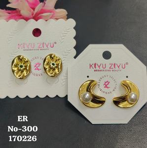 Boucles d'oreilles clous tendance en acier inoxydable plaqué or avec diamants américains pour femmes – Vente en gros - Product Image 1