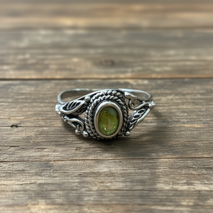 Vintage 2.9 Grams Fine <b>Peridot</b> Gemstone <b>Ring</b> - Product Image 3