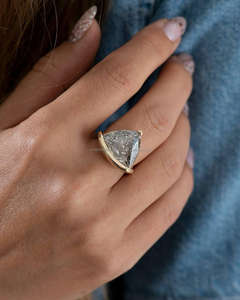 Descubre la elegancia atemporal con nuestra joyería de lujo de oro de 18 quilates con diamantes, elaborada con precisión y brillo genuino y certificado. - Product Image 2