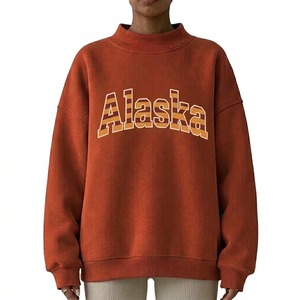 Sudadera de cuello alto para mujer, estilo relajado, con aplique bordado de letras Alaska, personalizada por el fabricante. - Product Image 4