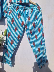 Conjunto de Pijama de Algodón con Estampado de Langosta para Mujer |   Traje de Dormir Indio a Rayas Hecho a Mano |   Ropa de Casa de Muselina Suave - Product Image 4