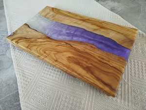 Planche à découper et à servir rustique en bois d'acacia et résine époxy, faite à la main, durable et décorative, pour fromage, pain, fruits - Product Image 3