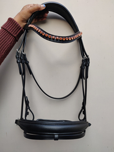 Bridon en cuir noir orné de strass avec quincaillerie en laiton et acier inoxydable, rembourré de cuir de vachette souple pour l'équitation - Product Image 2