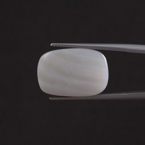 โอปอลธรรมชาติคุณภาพพรีเมียม รับรองโดย IGI สีขาว น้ำหนัก 7.93 กะรัต รูปทรงคุชชั่น ขนาด 19x13 มม. ขัดเงา ผ่านการเคลือบด้วยแว็กซ์/น้ำมัน - Product Image 3