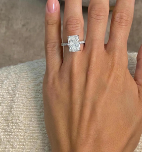 Bague de fiançailles en diamant de laboratoire taille radiant, argent sterling 925, avec pierres latérales et halo caché, certifiée IGI D-VVS2 - Product Image 4
