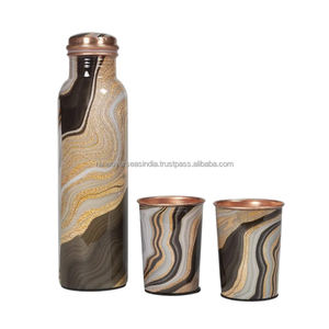 Botella de cobre de diseño elegante de alta calidad y juego de regalo de 2 vidrios perfecto para beneficios de salud ayurvédica en una amplia gama de estilos - Product Image 2
