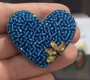 Broche élégante faite à la main MD HANDICRAFTS avec broderie détaillée, accents de cristal et de perles, bijoux de mariage pour femmes et unisexe - Product Image 1