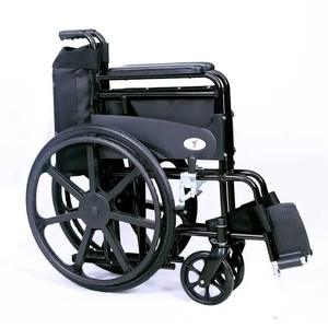 Fauteuil roulant pliable noir avec accoudoirs et repose-pieds réglables pour usage quotidien - Product Image 3