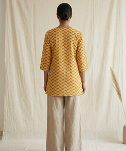 Kurta courte en coton imprimé bleu et jaune pour femme, col rond, manches trois quarts, détail de nouage latéral, coupe ample, décontractée, pour tous les jours - Product Image 2