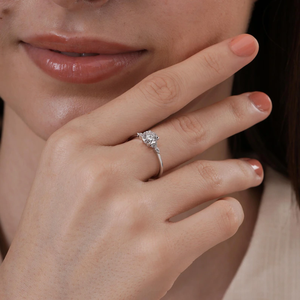 Bague de fiançailles en diamant de laboratoire taille brillant rond avec pierre centrale certifiée IGI et diamants latéraux ronds et marquise - Product Image 3