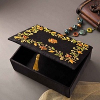 Coffret Cadeau de Luxe Moderne Multifonctionnel en Coton Brodé pour Coran, Encens, Bougies et Échantillons de Parfum – Spécial Aïd et Ramadan – Taille Personnalisable – EXOTIQUE
