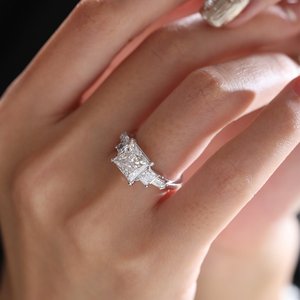 Bague de fiançailles en platine avec 5 pierres de diamant de laboratoire taille princesse de 2,5 carats, pierres latérales taille radiant et taille bullet - Product Image 1