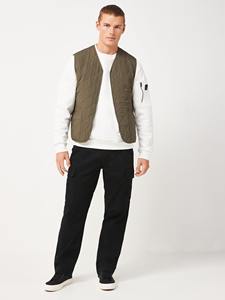 Pantalones cargo de estilo urbano diseñados con tela de alta calidad, cintura elástica, bolsillos laterales con solapa y corte holgado para un look urbano. - Product Image 3