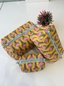 Juego de Tres Bolsas de Maquillaje Cosméticas para Mujer, de Algodón Acolchado con Cierre, Diseño Floral, con Logotipo Personalizado, Reutilizables y Ecológicas, Estilo Vintage - Product Image 2
