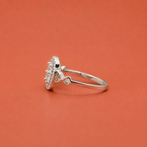 Elegante Anillo de Plata S925 con Moissanita y Halo Floral de Diamantes Redondos para Mujer - Product Image 3