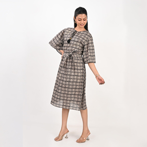 Robe midi élégante en coton imprimé, manches évasées, col rond, taille ajustable avec lien, tenue décontractée d'été pour femmes - Product Image 3