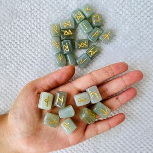 Ensemble de Pierres Runices en Aventurine Verte Naturelle, Magnifiques Cristaux Futhark, Agate Muntaha Gravée à la Main de Qualité Supérieure, pour l'Amour et le Feng Shui, Guérison - Product Image 3