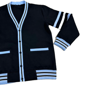 เสื้อคาร์ดิแกนคอวีสีดำสำหรับผู้ชาย ดีไซน์ลายทางแขนยาว ปิดกระดุมเม็ดเดียว สวมใส่ได้ในฤดูใบไม้ร่วง โดย Tiki Taka Sports - Product Image 3