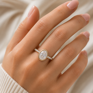 Élégante bague de fiançailles en or massif 18 carats avec diamant de laboratoire ovale de 1,5 carat, qualité DEF et VVS, sertie clos, certifiée IGI - Product Image 4