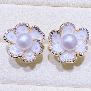 Boucles d'oreilles en perles d'eau douce naturelles de Zhuji, camélia français, design élégant et unique pour femmes - Product Image 1