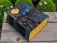 Carnet en cuir fait main vintage, relié cousu, 200 pages, personnalisable, avec motif phases lunaires, style Grimoire, de la collection Herb Heritage