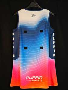 Camiseta de Netball sin Mangas con Cuello en V PUFFIN SPORTS, Personalizada con Impresión Sublimada, Transpirable, Absorbe la Humedad, 100% Poliéster, para Adultos - Product Image 5