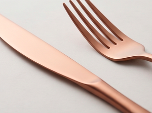 Juego de cubiertos de oro rosa mate, diseño minimalista, tenedor, cuchillo y cuchara de metal para uso en la cena y en hoteles. - Product Image 2