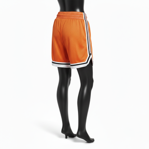 Shorts en maille polyester premium orange, tissu respirant à séchage rapide, avec empiècements latéraux blancs et noirs, logo brodé, shorts pour femmes - Product Image 3