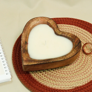 Bougie artisanale en forme de cœur dans un bol en bois à la lavande, décoration rustique et romantique pour la maison, cadeau pour un anniversaire de mariage et une table chaleureuse - Product Image 3