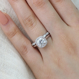 Ensemble de bagues de mariage en or rose avec halo de diamants de laboratoire cultivés - Product Image 2