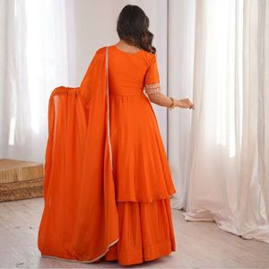 Traje de seda chinon pesado naranja con bordado de lentejuelas y hilo, top, pantalón palazzo y dupatta de encaje elegante para mujer, ideal para festivales, fiestas y bodas. - Product Image 5