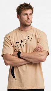 Oneten Apparel T-shirt beige à manches courtes pour hommes, col rond, imprimé plumes et oiseaux noirs, haut décontracté - Product Image 2