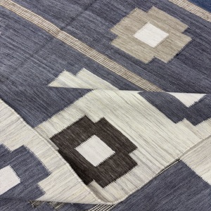 Tapis géométrique Kilim rectangulaire bleu gris blanc à franges, tissage plat en laine, tapis de sol pour salon - Product Image 2