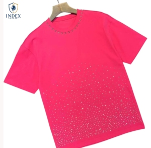 T-shirt à manches courtes pour homme Index Apparel, imprimé à pois rose avec strass, coupe classique, col rond, style tricoté décontracté - Product Image 1