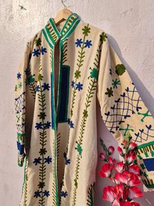 Veste longue en velours Suzani pour femmes, vente en gros, manteau brodé style bohème, style ouzbek vintage, fournisseur de vêtements d'hiver - Product Image 3