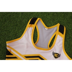 Conjunto Deportivo Personalizado Negro y Amarillo, Bra Deportivo y Pantalones Cortos para Mujer, Ropa Deportiva - Product Image 5