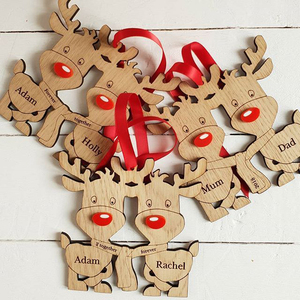 Adornos navideños personalizados de renos de madera con nombres y cintas rojas para decoración del árbol de Navidad - Product Image 1