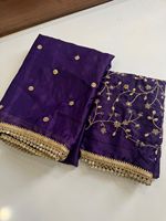 Sari en satin avec des broderies de sequins et une bordure zari richement brodée