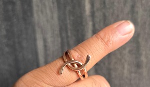 Bague en cuivre artisanale au design moderne, forme personnalisée, finition polie, design unique pour femme, cadeau de mariage - Product Image 3