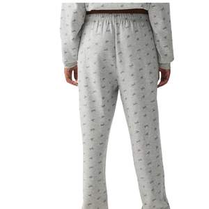 กางเกงวอร์มพิมพ์ลายสีเทาสำหรับผู้หญิง เอวยางยืด สวมใส่สบาย ผลิตจากผ้าฝ้าย รับผลิตตามแบบ พร้อมสกรีนโลโก้ ขายส่ง OEM - Product Image 2