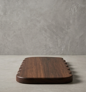 Planche à découper robuste en bois de manguier teinté noyer, plateau de service festonné pour fromage avec bord ondulé - Product Image 5