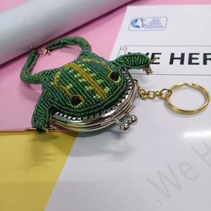 Porte-monnaie grenouille perlé fait main sur mesure avec fermoir métallique et porte-clés – Mini sac artisanal unique pour pièces de monnaie et accessoires - Product Image 1