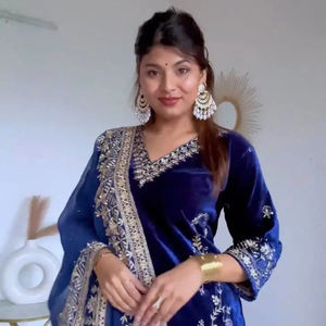BLOSSOM FABRIC - Conjunto de Fiesta Indio-Pakistaní de Alta Calidad para Mujer, Top de Terciopelo con Dupatta, Parte Inferior Completamente Cosida, Listo para Usar - Product Image 1