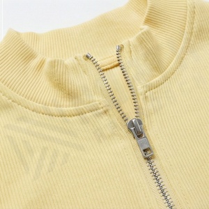 Haut court élégant pour femme, en denim côtelé imprimé, avec demi-zip, couleur personnalisable, vêtement de mode estival de qualité supérieure - Product Image 4