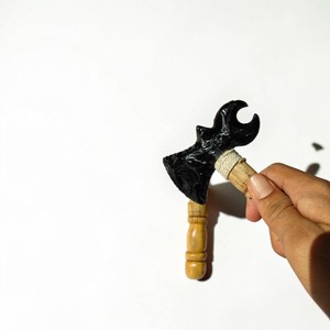 Figurine de hache de guerrier sculptée en obsidienne noire avec manche en bois, objet de collection artistique, sculpture en relief artisanale, thème Amour, pierre brute, Feng Shui - Product Image 4