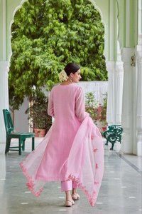 Ensemble Kurti 3 pièces tendance en soie romaine, sans plis, réversible, séchage rapide, extensible, longueur cheville, avec dupatta assorti - Product Image 2