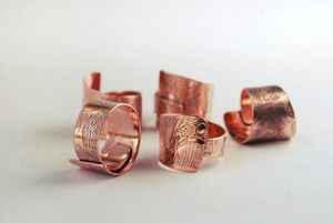 Anillo de cobre con superficie lisa, ideal para colecciones de moda personal y estilismo para eventos especiales - Product Image 1