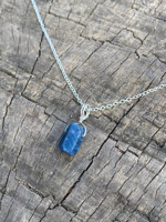 Collar de eslabones de plata de ley 925 con zafiro en bruto, colgante de cristal pulido en oro, diseño minimalista, piedra de nacimiento de septiembre, chapado en oro