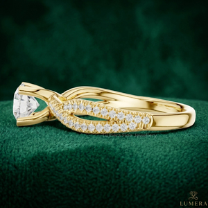Anillo de Compromiso de Moissanita de Corte Redondo Premium en Oro Amarillo de 9KT, 10KT, 14KT y 18KT con Banda Trenzada Pavé y Diseño Solitario - Product Image 2